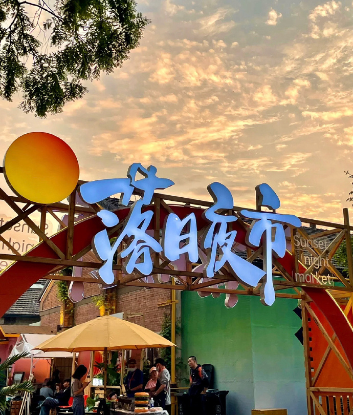 哭的时候没人哄，我学会了坚强；怕的时候没人陪，我学会了勇敢；烦的时候没人问，我学