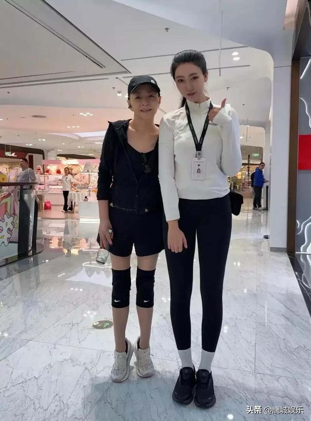 66岁宋丹丹商场被偶遇，护膝配中性装，这状态让多少年轻人自愧不如？
 
近日，有