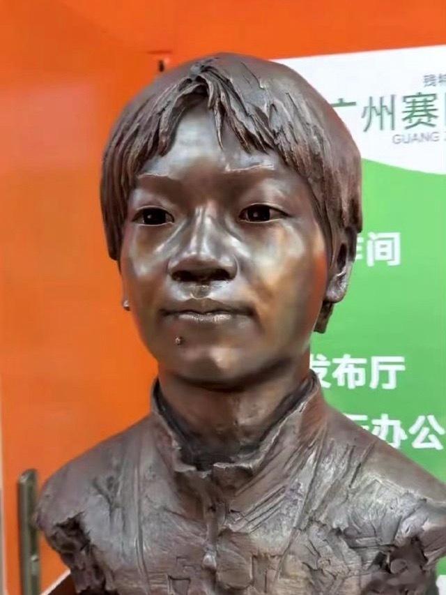 广州一学校出现全红婵雕像 广州某高校立起全红婵雕像引争议啦！有网友秉持“活人不立