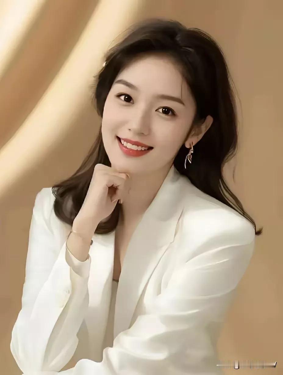 优雅白衣少女，微笑如春风，散发迷人魅力！