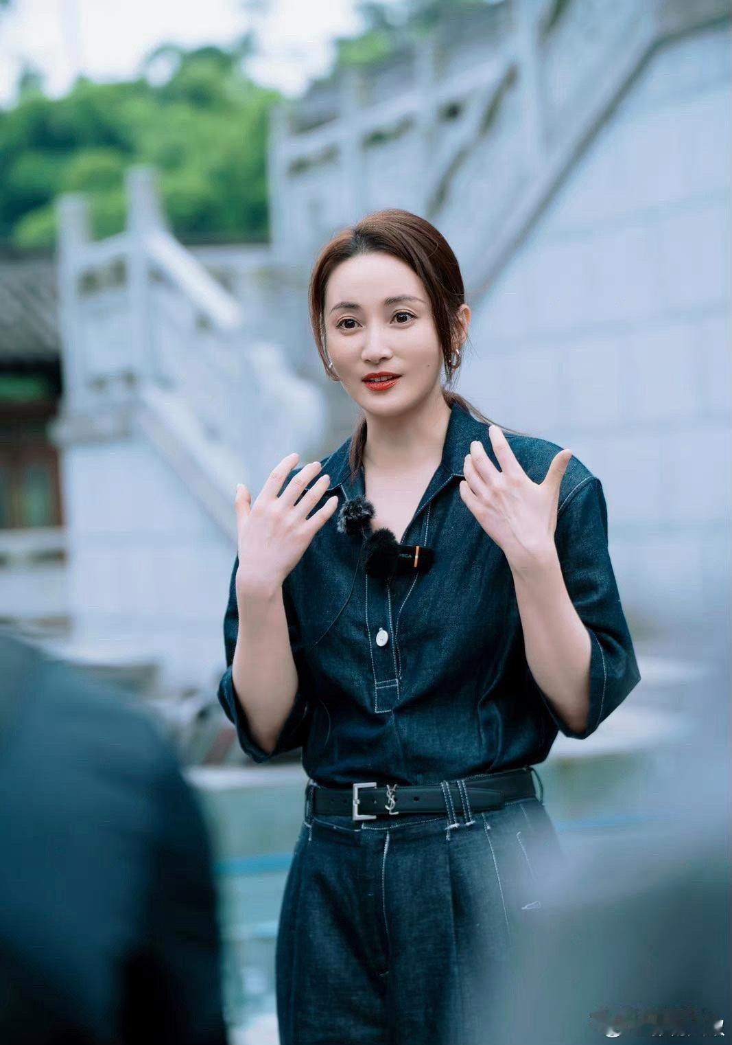 蒋勤勤的脸变化好大，鼻子看起来歪了，她不是说不过度保养吗 