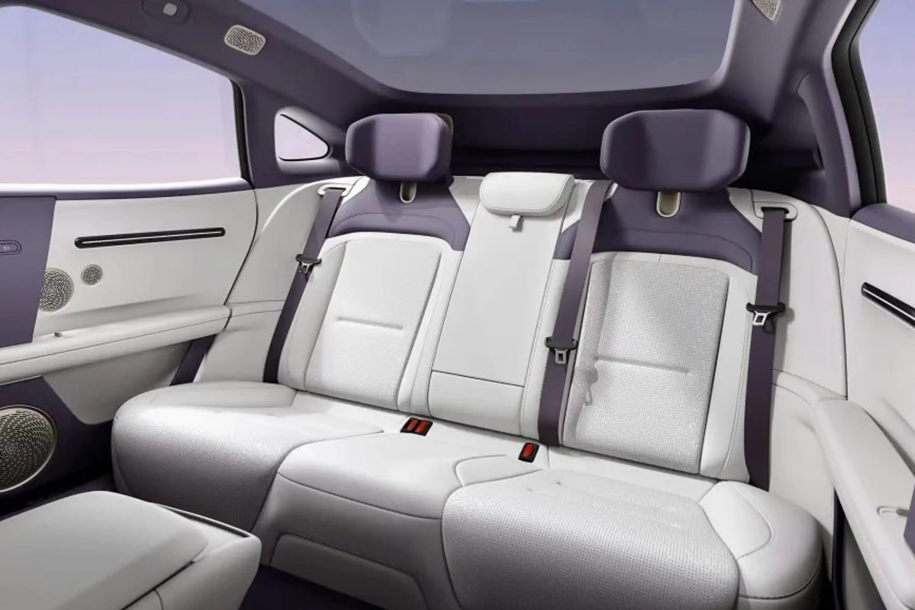 最近深度体验了阿维塔 06，真的越看越对味🥰。实车比照片有质感多了，溜背加悬浮