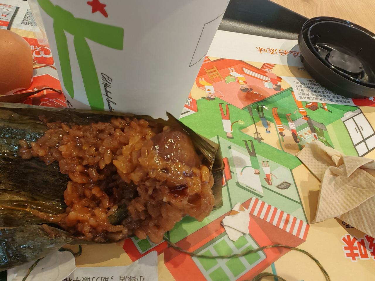 端午节这几天，一直吃的是那种带盐味的肉棕子。
说实话，做为一个北方人，我还是喜欢