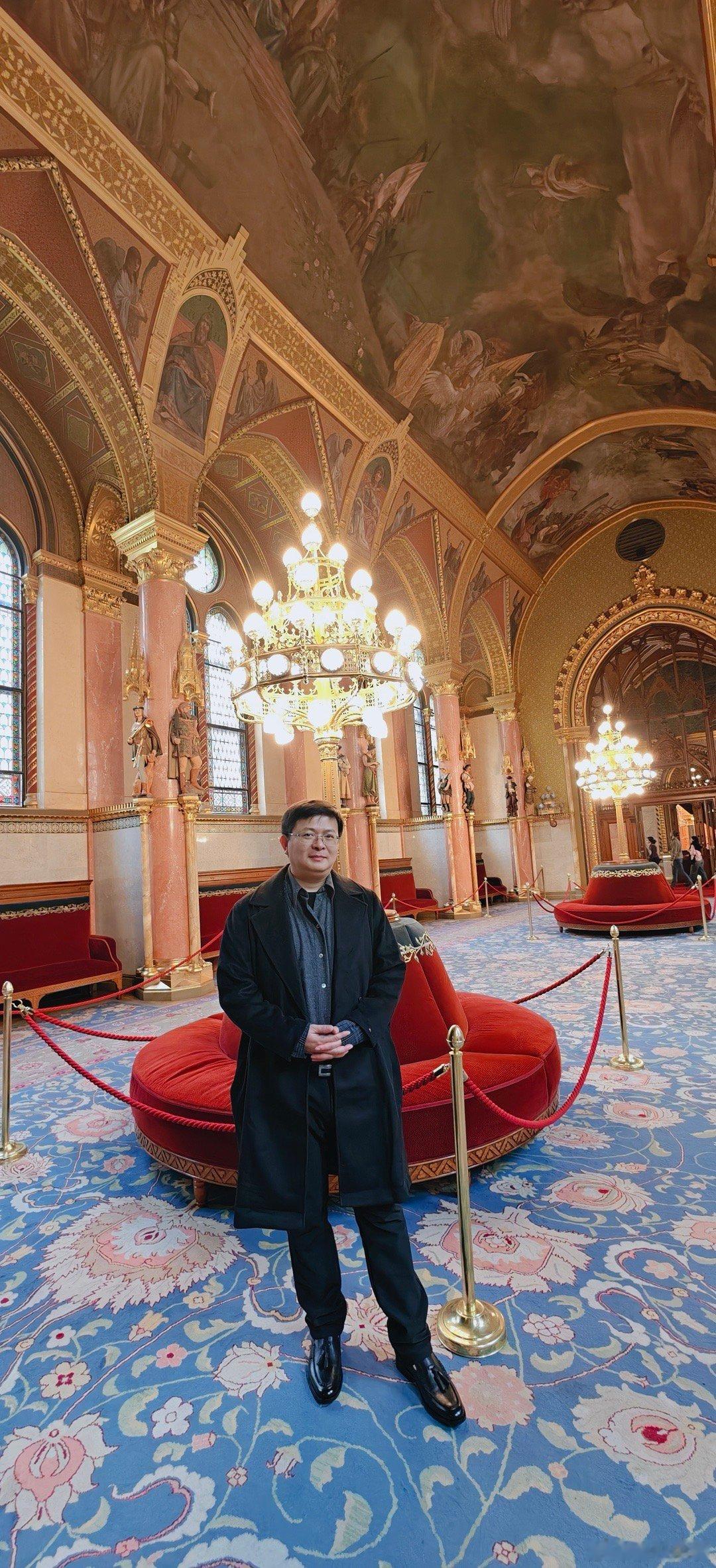 杨叔打卡匈牙利国会大厦，偶遇国会副主席欧拉.劳约什博士。他赠送了自己签名的《梦幻