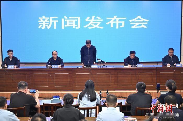 2026年5月23日，他在矿难事故新闻发布会上鞠躬致歉，称“极为痛心，万分自责”