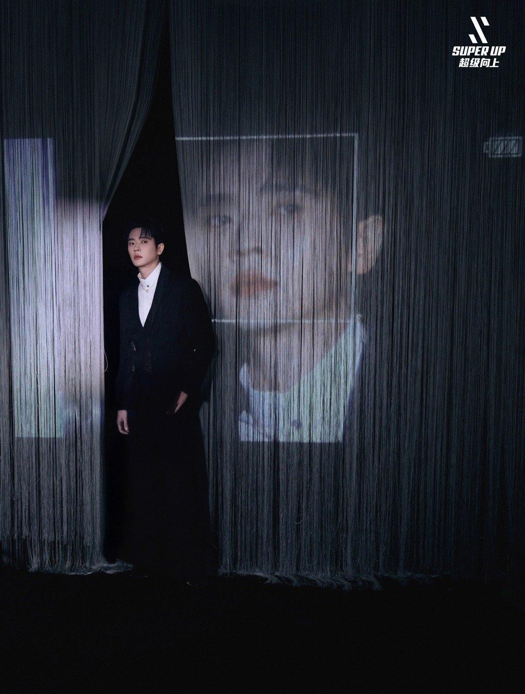 倒过来站立的沙发星光大赏 丞磊这组出发图，创意和颜值双重暴击！一把倒置的沙发仿佛