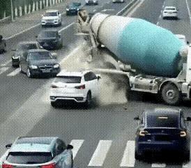 太气愤了！
难道这种拐弯地方没有红绿灯吗？

一辆大搅拌车突然左转弯，正在进行白