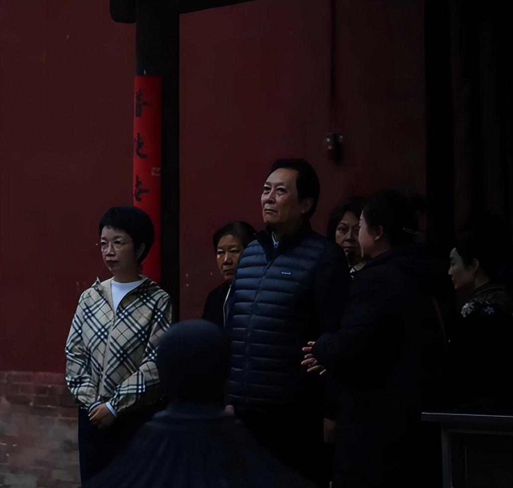 岁月真的是一把“杀猪刀”呀，72岁唐国强现身山西临汾的广胜寺内，耄耋之年的他模样