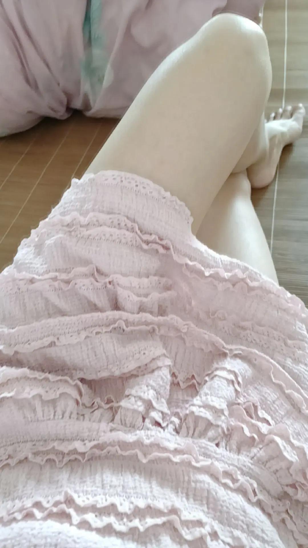 白的，毫无血色，也不见血管，不知道这是不是病