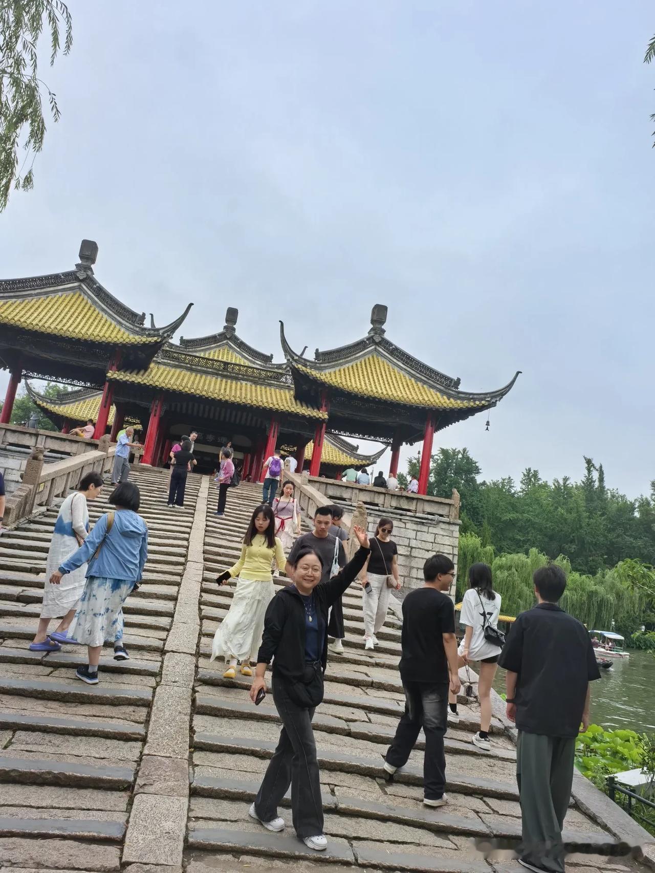 我们来扬州已经游玩两天了，昨天去了东关街，今天逛了瘦西湖，明天预约观看中国大运河