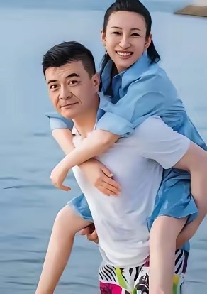 演员王新军说，我宠老婆秦海璐是有原因的，不是因为她会挣钱，也不是她长的比前妻好看