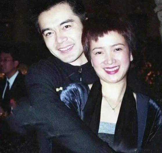 如今何晴离去，大家回忆她的过往，四大名著美女依然是她重要的标签，除此之外，就是她