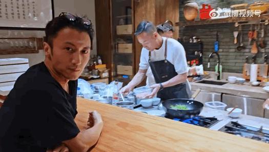 谢霆锋认为糖拌西红柿不能拿来比赛 飞天小辣椒你糊涂啊！原本大家对你带着外公的味觉