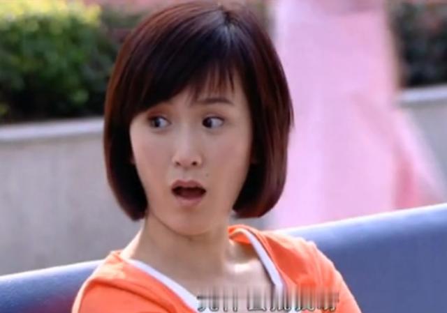 她咋看上去还是那么年轻，连声音都是。

《九个弹孔》里，潘祖望让新婚妻子邓向荣陪