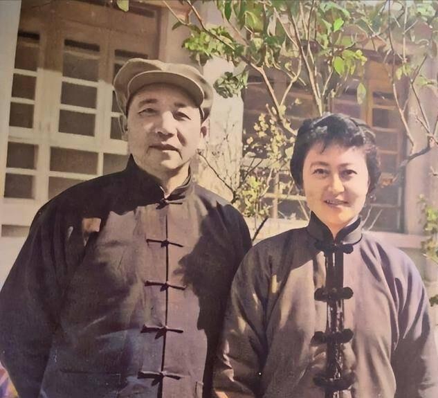 这是秦基伟将军与夫人唐贤美的合影，两人身着中式对襟上衣，神态这是秦基伟将军与夫人
