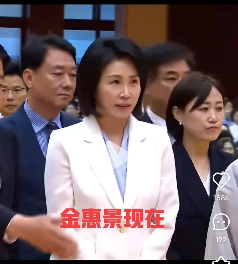 李在明老婆金惠景在他当选之后做的第一件事，不是立刻陪着李在明参加就职典礼，也不是