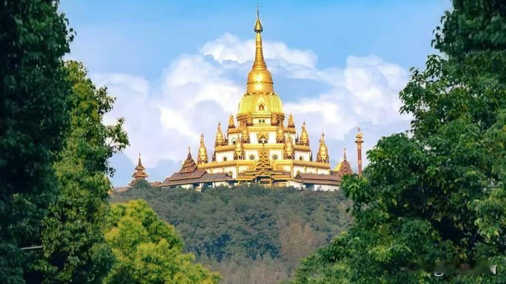 碧空如洗，高塔耸立。塔美景 旅游塔风景 佛教高塔 远眺塔 仰视高塔 蓝天白云佛塔