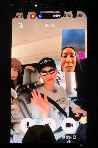 那英音乐节曾连线花少七老那英音乐节连线花少七老的场面太欢乐了，喊口号的时候，感觉