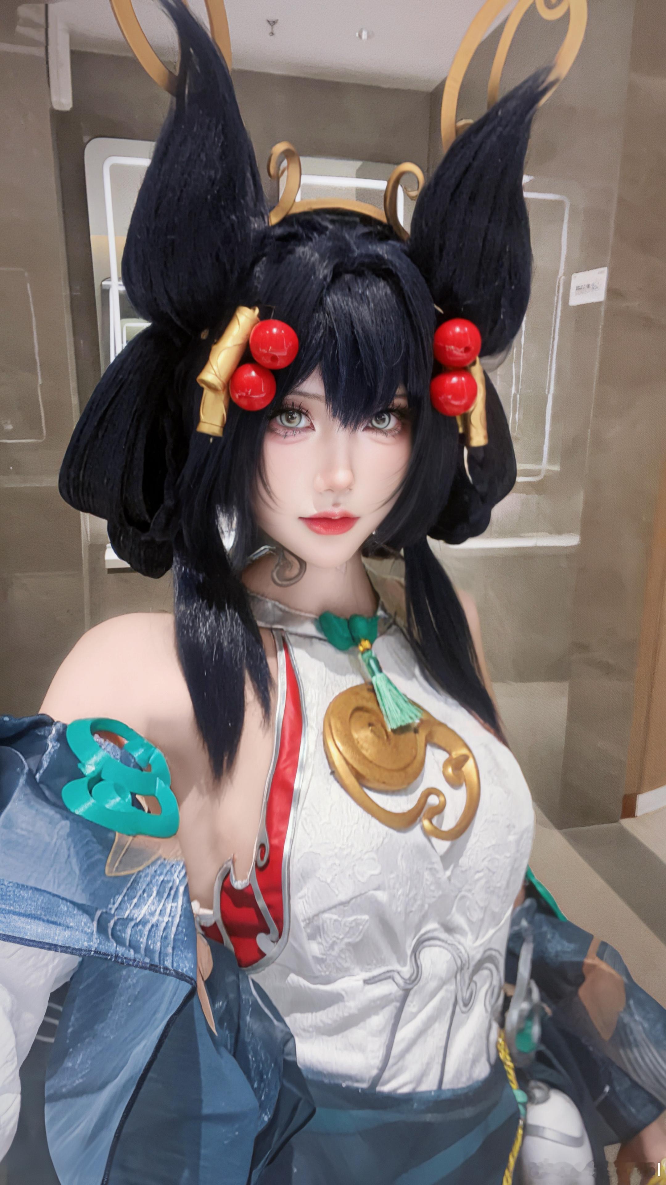 王者荣耀[超话]王者荣耀王者荣耀十周年cosplay 小王你也是十岁了！和美女们