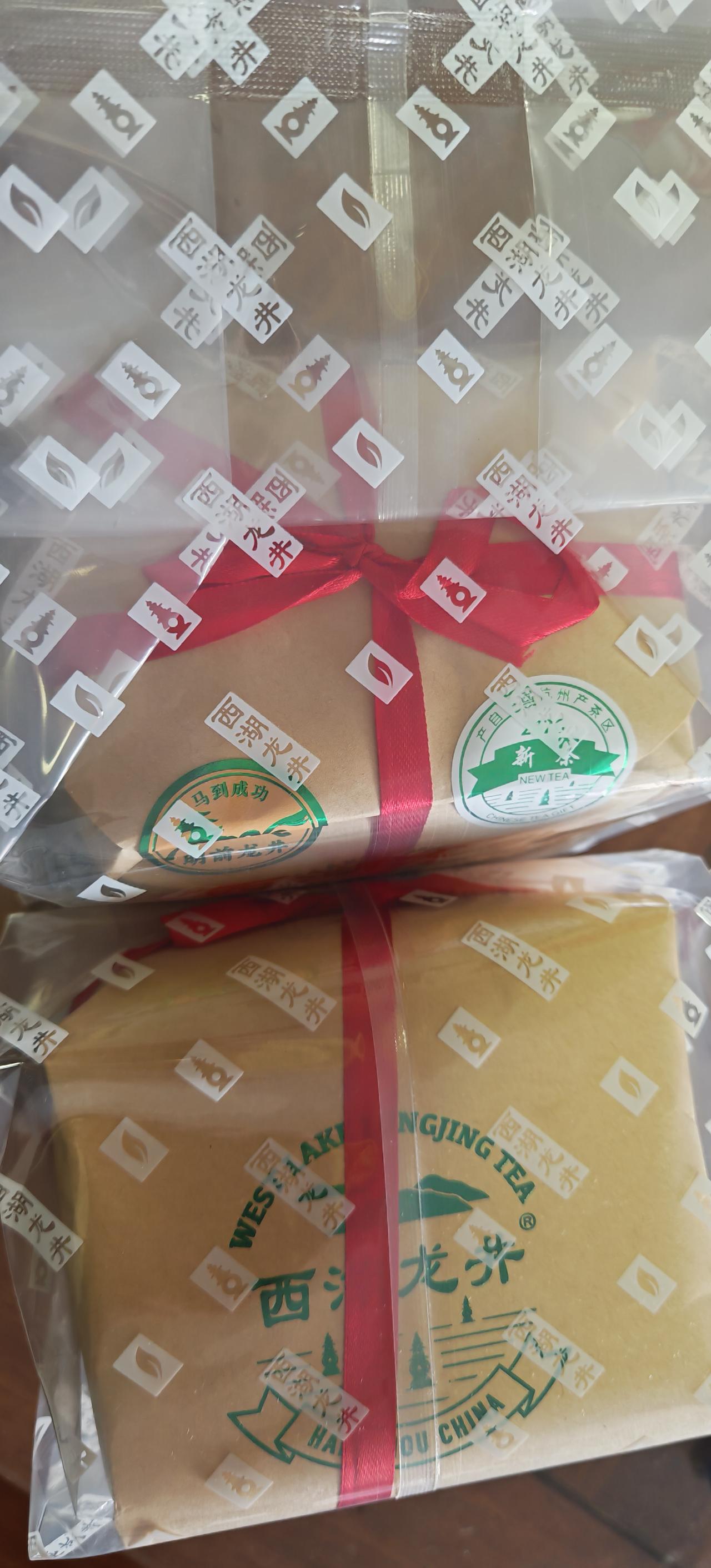 不必用物证明情谊，年年如约的明前龙井，早已藏满兄弟惦念。一句“哥哥尝尝鲜”，朴素
