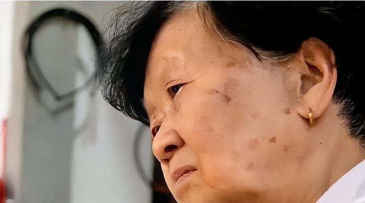 六旬阿姨再婚，日子过得甜甜蜜蜜，
可转头就对87岁的老母亲下了逐客令！
直接放狠