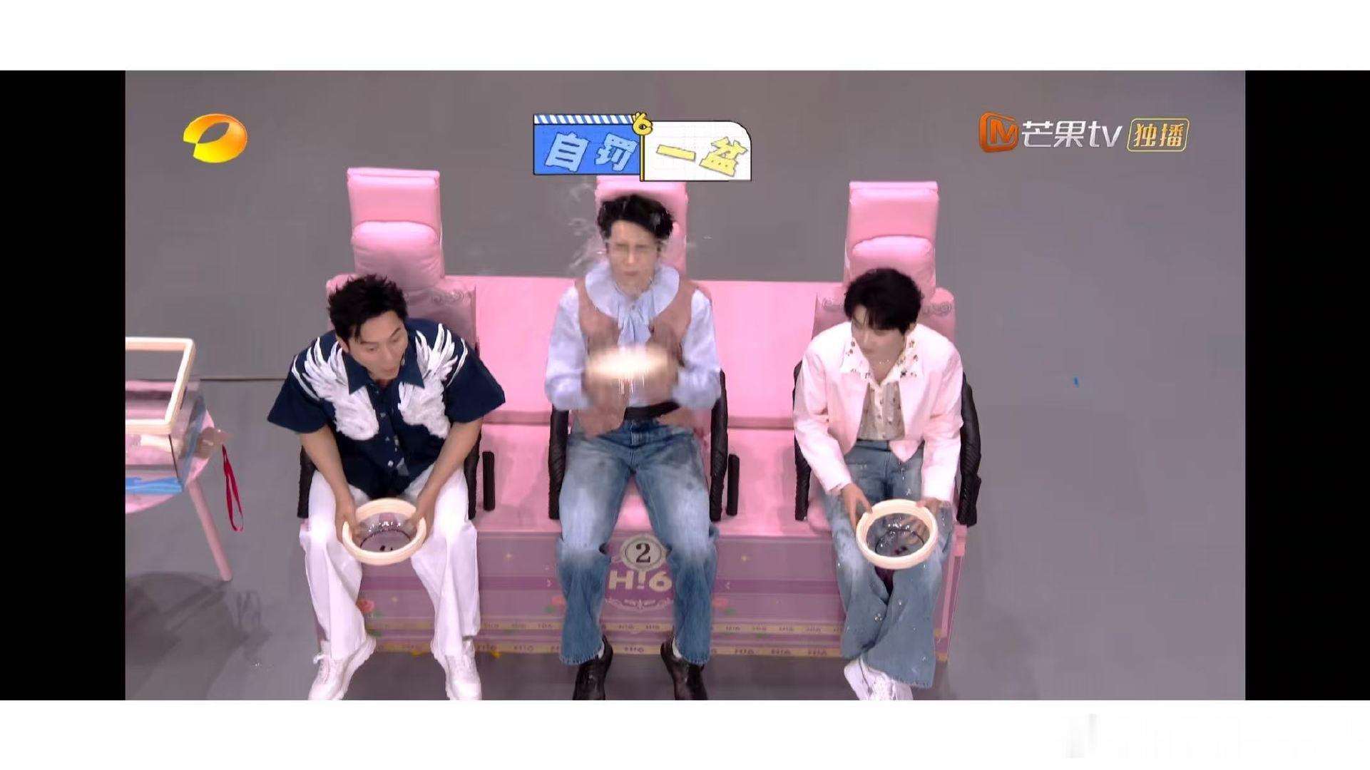 黄子弘凡泼自己看呆马嘉祺《你好星期六》黄子弘凡主打一个自觉，杨迪刚按完他就泼自己