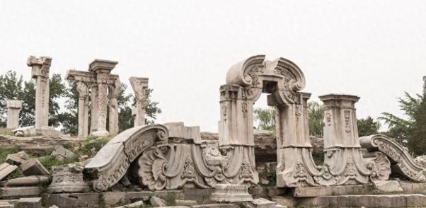圆明园被毁150年后，专家准备对其修复时，意外发现50000多件文物。
 
很多