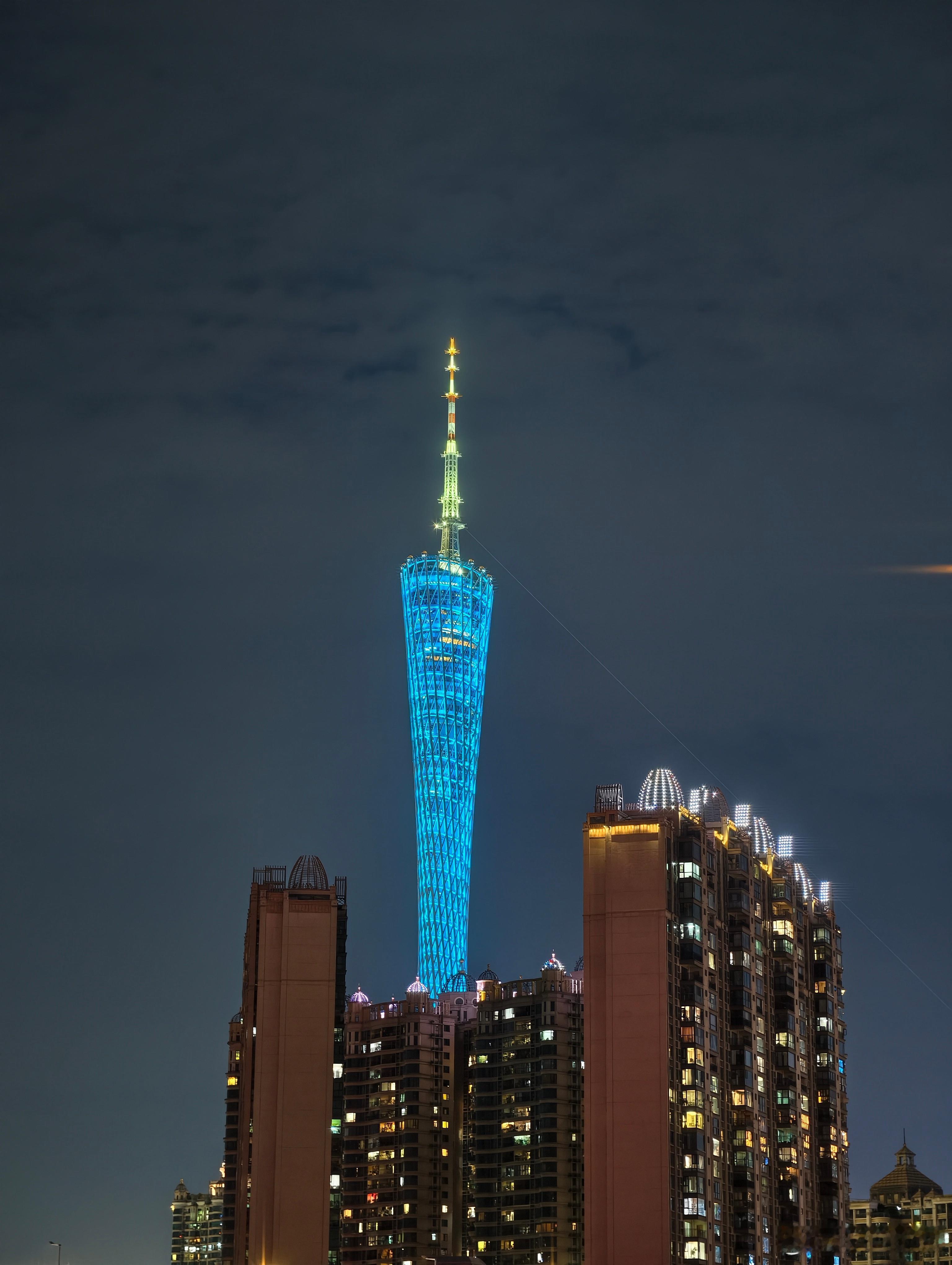 大开眼界，一家不能说的汽车企业的工厂，用另一家不能说的电池，在产线上着火了。太壮