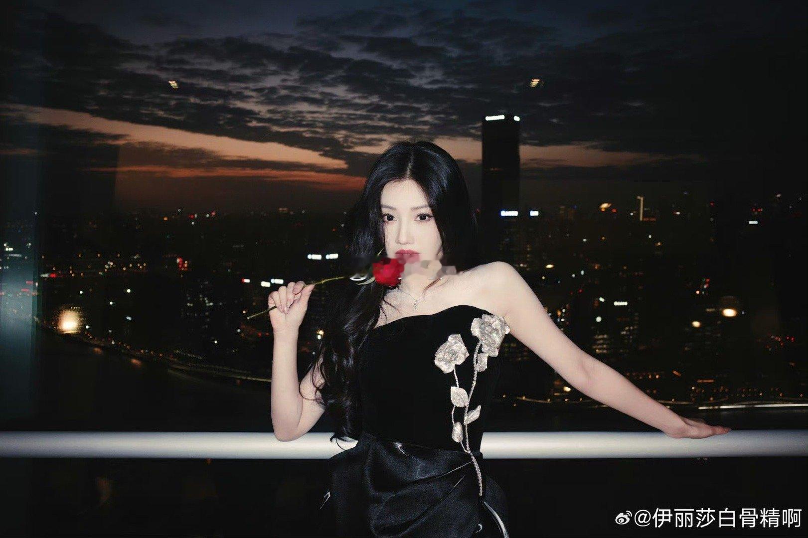 王鹤润跑着跑着就出图了 今日活动出发图美出新高度！一袭高开叉黑裙搭配胸前玫瑰，在