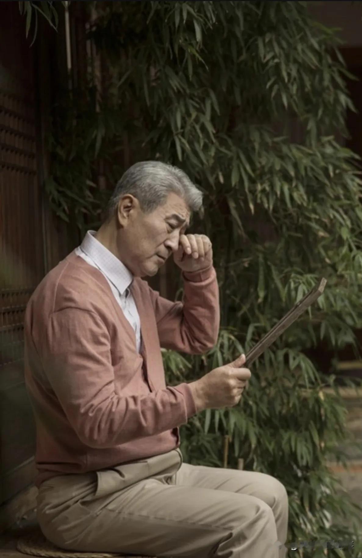 绝对不要一个人孤独终老。
最近听说一件事，让我胆战心惊。
我原先单位老同事，他老
