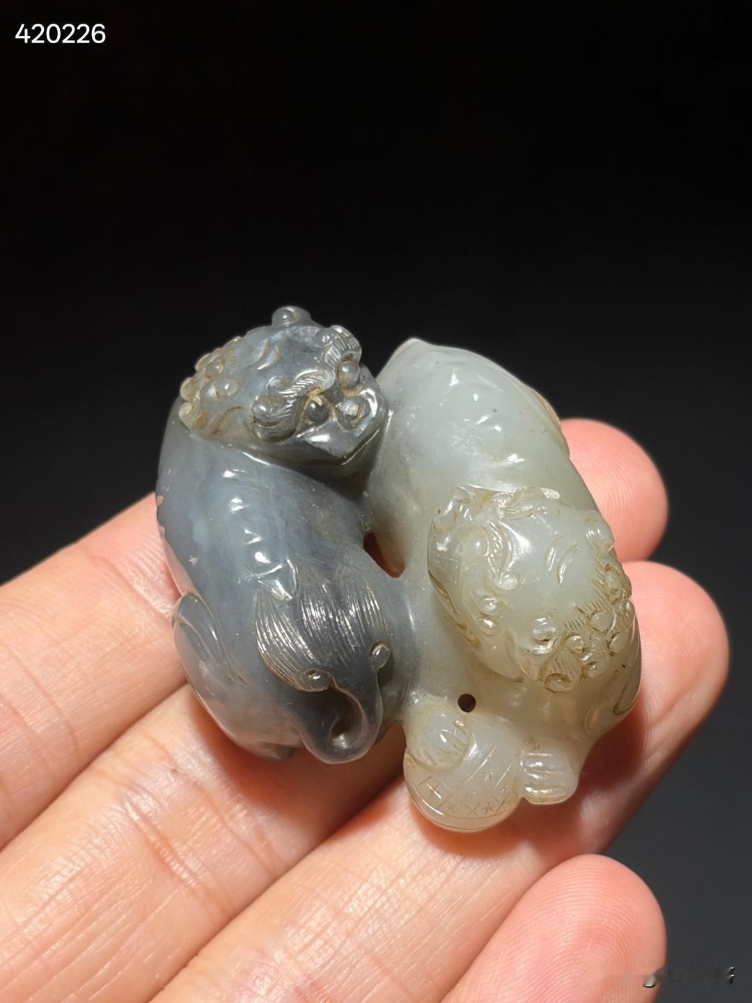 清和田玉青花黑白巧色 狮子绣球
尺寸4.5×3.6×2.2厘米