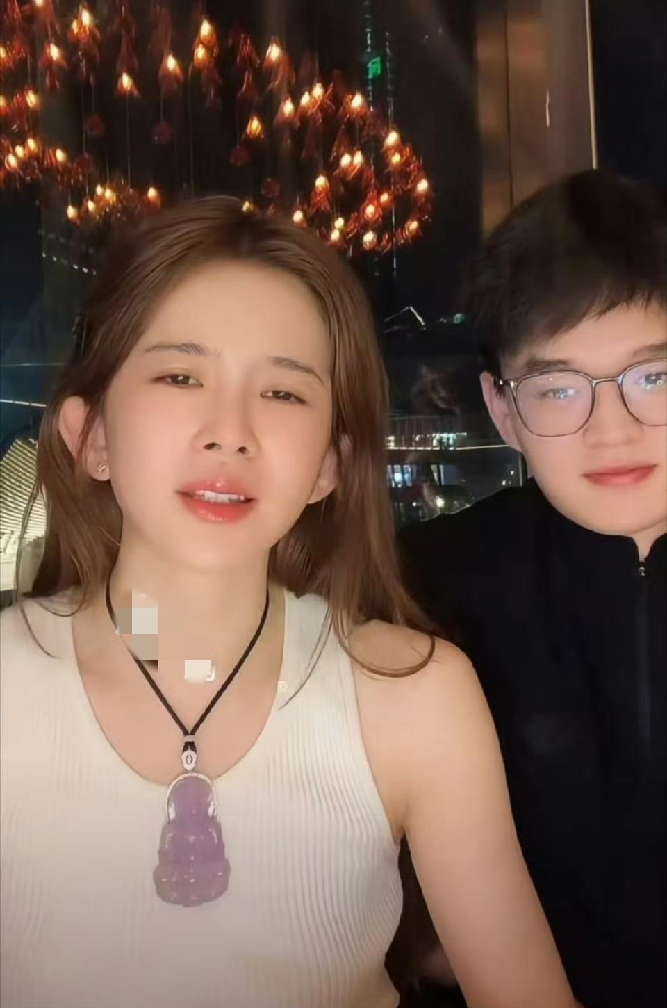 近日赵樱子直播官宣了新男友，男友是圈外人，最重要的男友比她小12岁，整整小了一轮