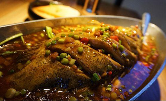 春雨中的徽味

文/韩娜

今天，农历二月十六
苏州春雨绵绵
安徽土菜馆在雨中