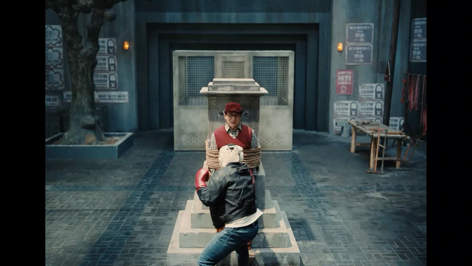 被成龙一抬头一句“你打老人”笑到了哈哈哈哈这个梗是不是在cue牛爷爷的“你骂老人