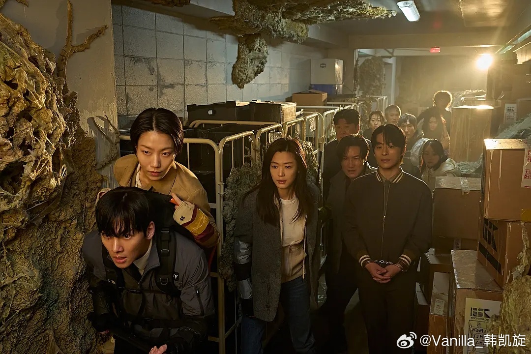 我真觉得韩国不适合拍《群体》这样的电影，本来口语里就喜欢叽里呱啦叫唤，再设定这些
