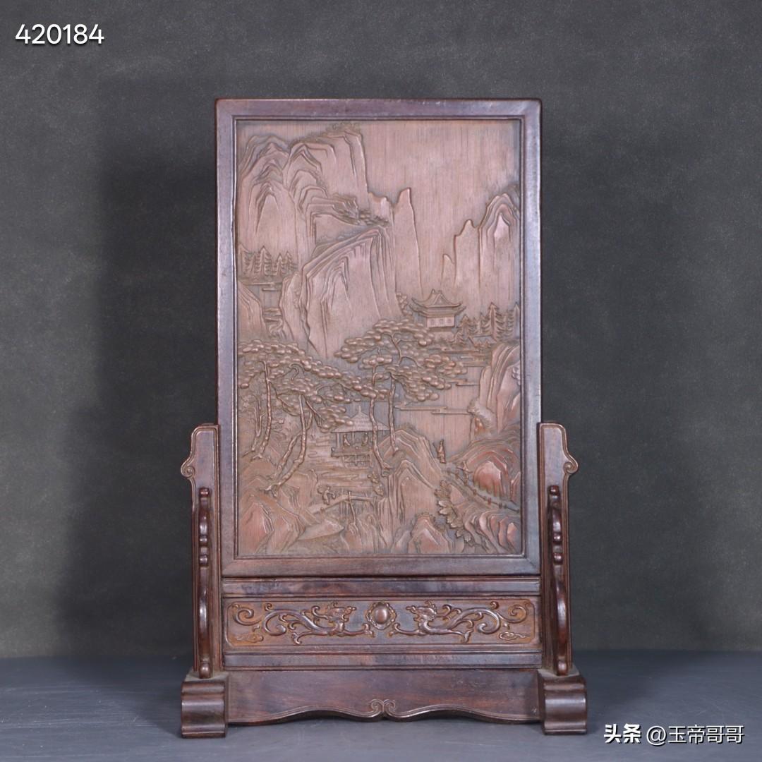 清名家款竹雕山水诗意画插屏。
规格：高29.5厘米、长18.5厘米、宽10厘米，