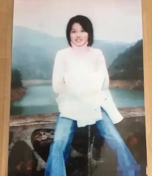2004年，福建女大学生蔡伟娟在校园里“凭空蒸发”。为了找她，原本家产千万的富豪