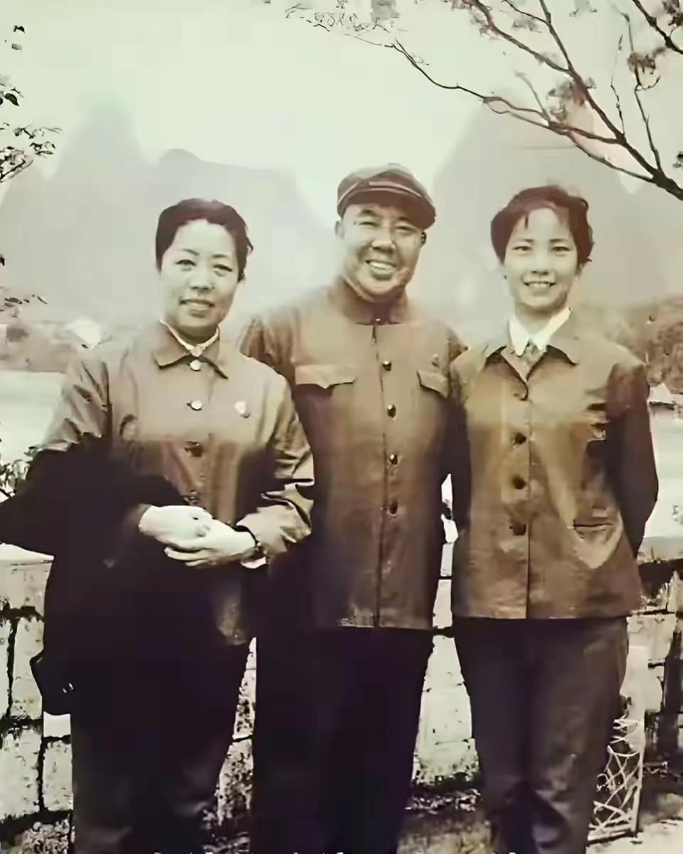 王铎：袁世海、高玉倩和谁啊？
这张照片很好，只是里面有一个不熟悉的人。