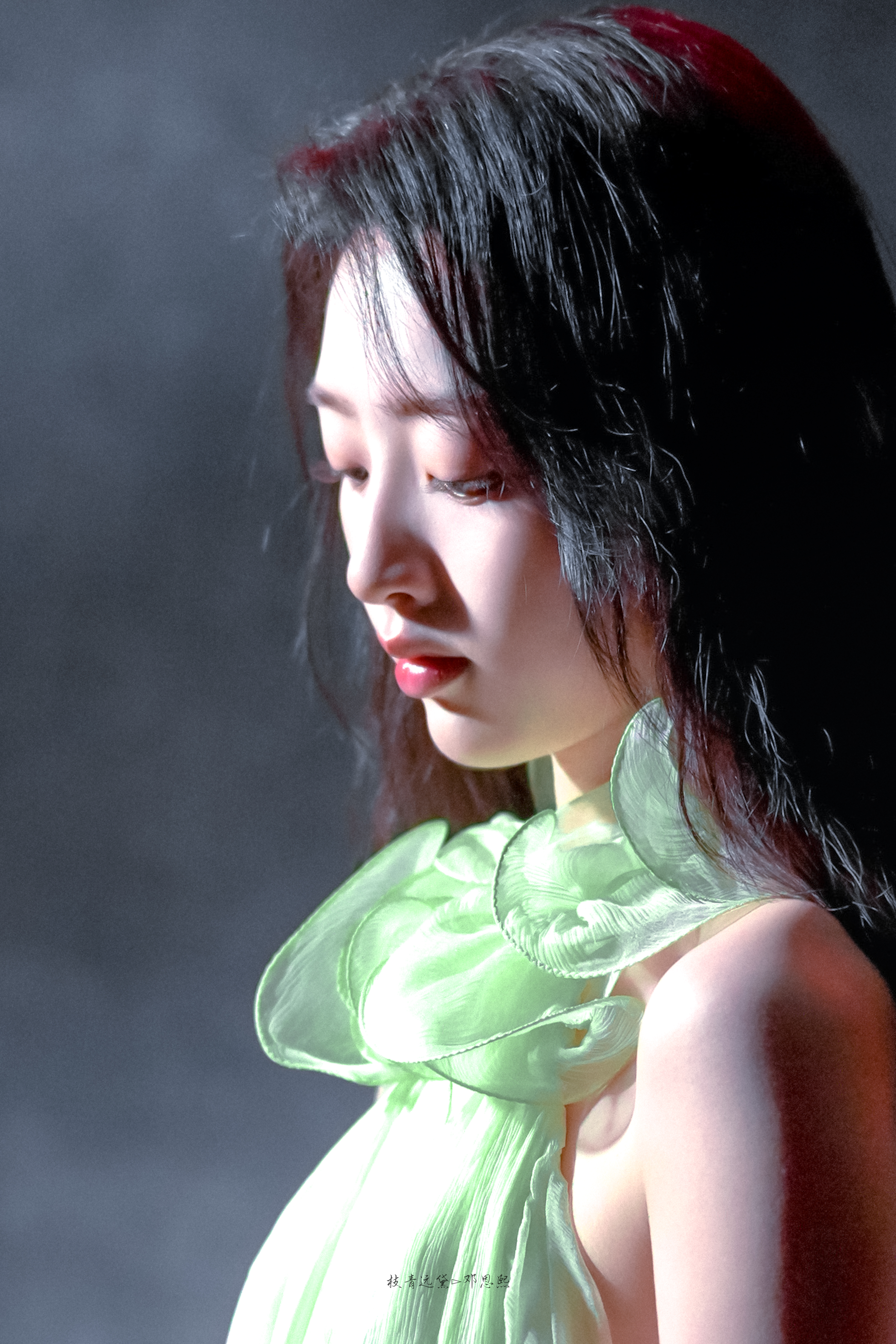 邓恩熙眼睛像琥珀。 