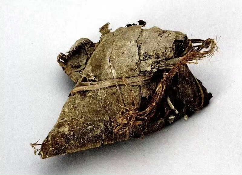 宋人过端午节，当然也会吃粽子。宋朝诗词常说的“角黍包金”，便是指端午节的粽子。而