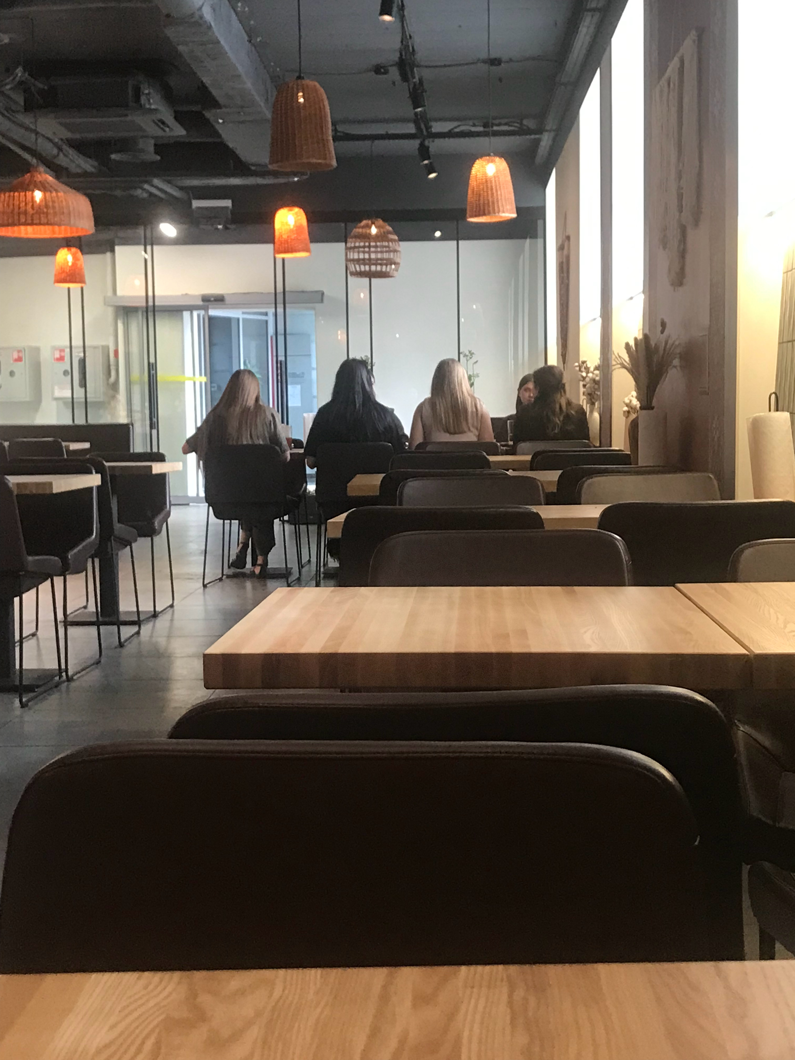最近每天来我们餐厅吃饭的乌克兰姑娘六人组，今天升级为八人组 乌克兰·基辅