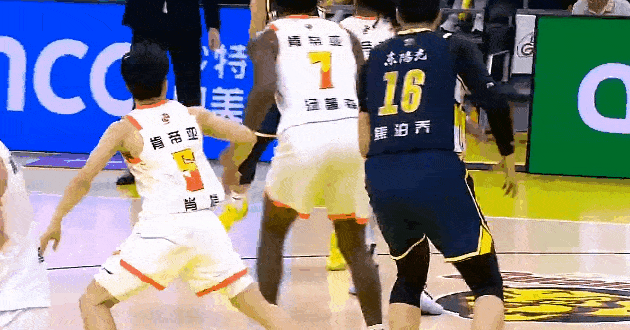 急眼了！焦泊乔篮下上篮不进，广东男篮主帅场边情绪激动怒吼！

CBA常规赛江苏男