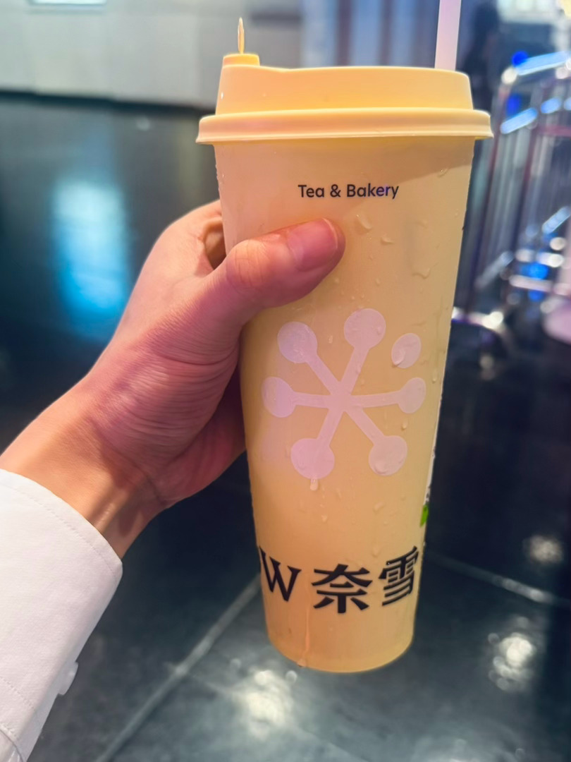 秋天的第一杯奶茶是东北大哥给的我们插肩而过了无数次却没有见过一次以前同住附近的人