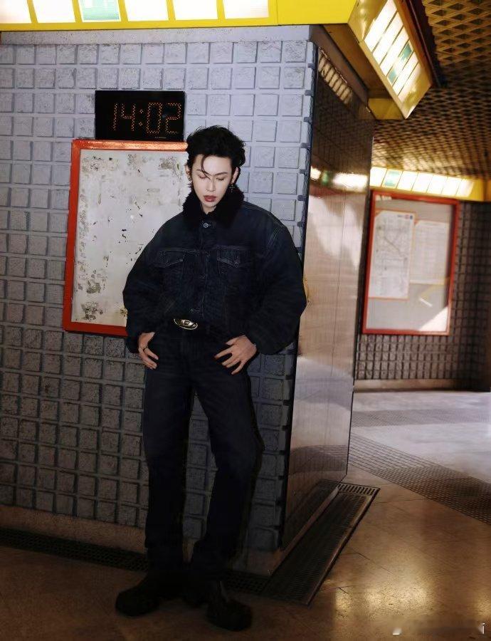 苏州线下偶遇王琳凯王琳凯线下全黑LOOK路过苏州的姐妹赚大了！👻王琳凯私服审美