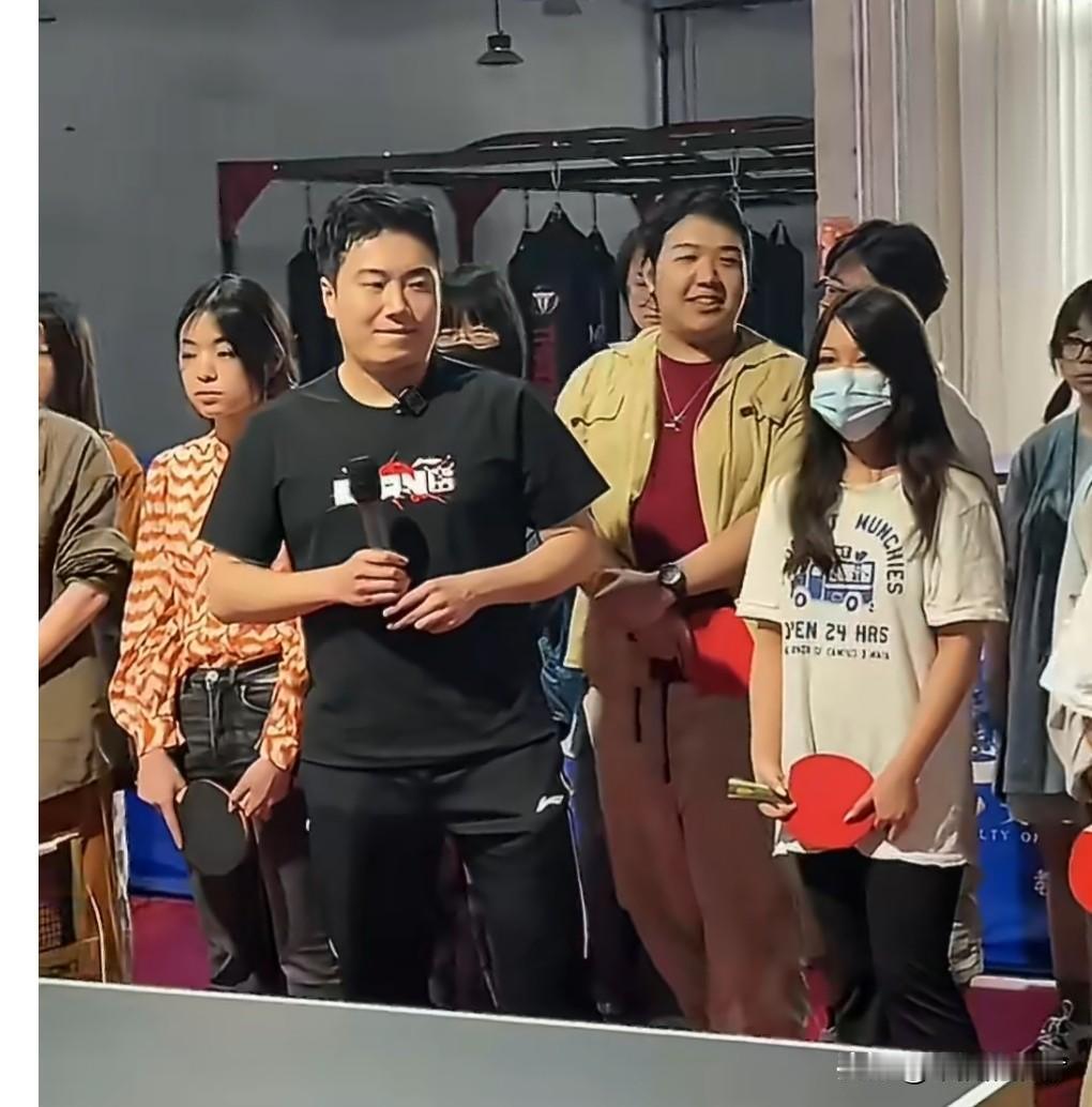 梁靖崑
大胖回北电参加活动啦🏓
现场亲自指导同学们打球
从伦敦世乒赛绝境逆转出