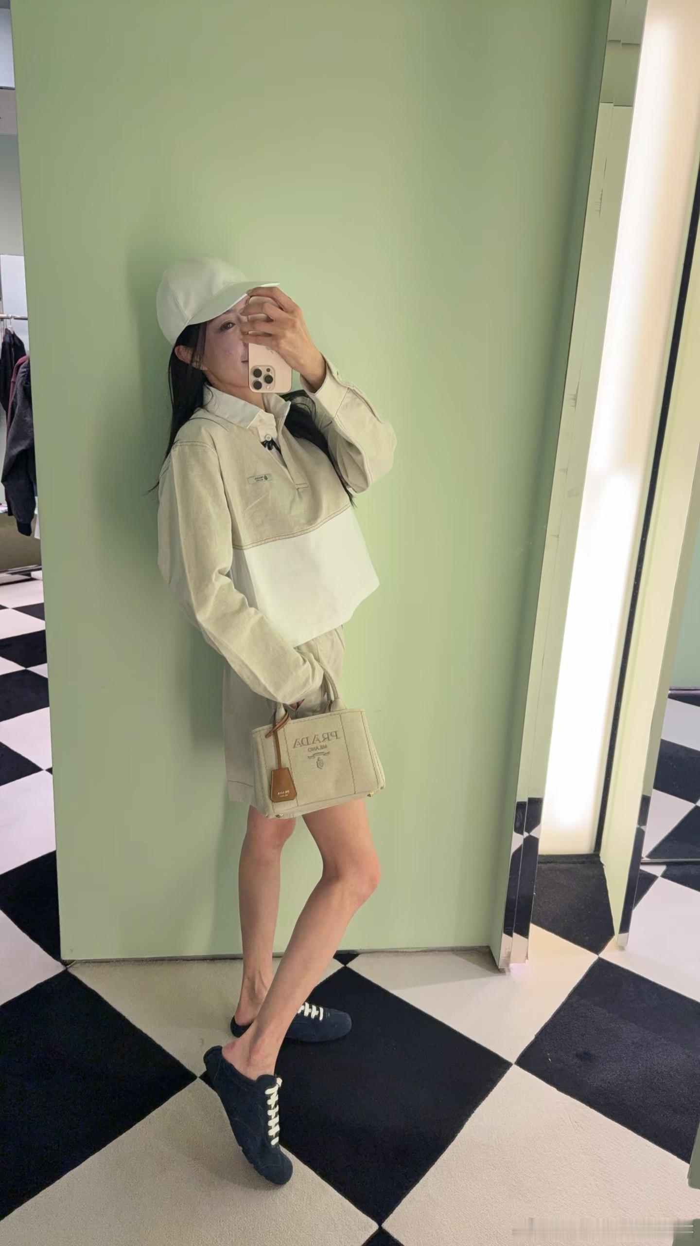 Prada Polo衫➕短裤 采用亚麻+棉质拼接，浅米色+白色撞色设计，简约又有