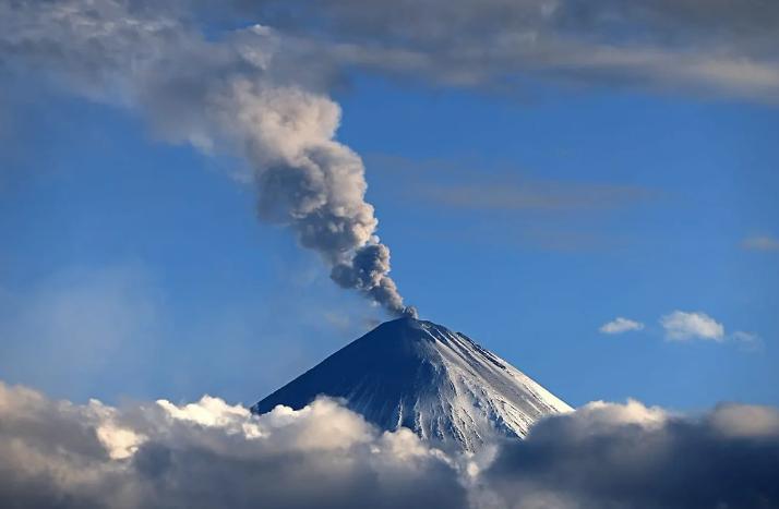 未来数日，堪察加半岛的火山活动呈现两极态势：克柳切夫斯基火山喷发预计加剧，而坎巴
