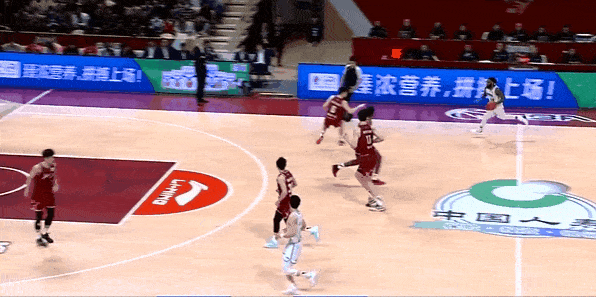 身体很受伤！心也很受伤！
程帅澎:我双脚站定，他冲上来将我顶倒在地，胸口疼！屁股