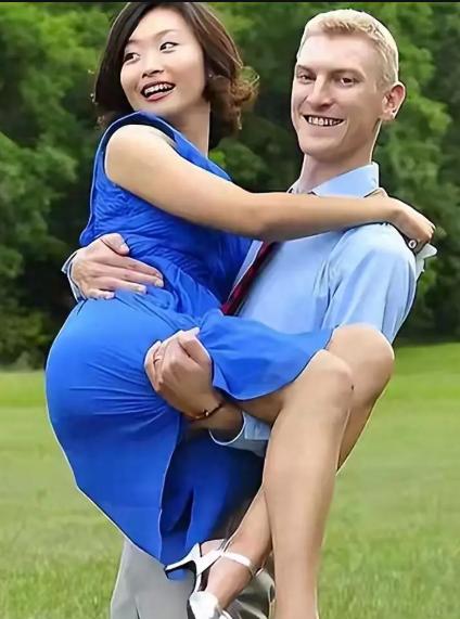 央视名嘴敬一丹的学霸女儿王尔晴今年40岁了！想当年，她风光嫁给苏格兰小伙尼克，羡