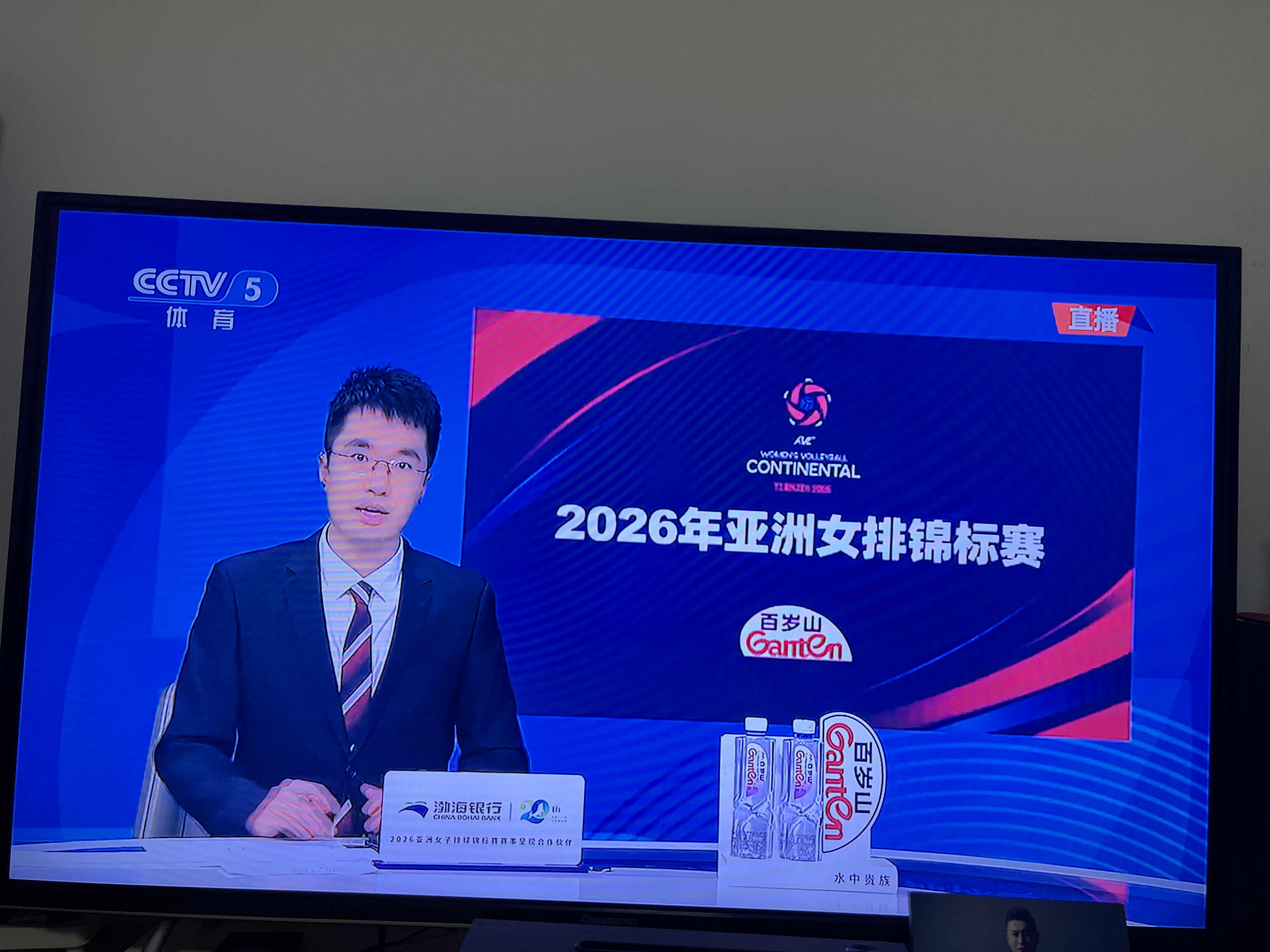 吆，央视排球解说又添新面孔了 
